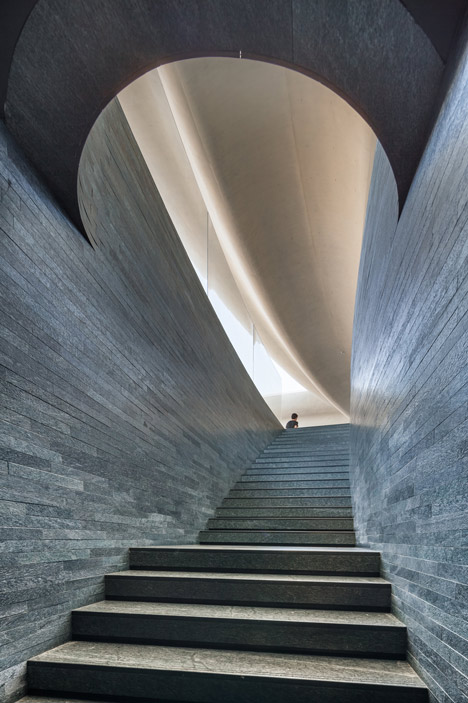 Southcape golf clubhouse by Mass Studies features curving concrete canopies