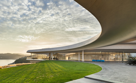 Southcape golf clubhouse by Mass Studies features curving concrete canopies