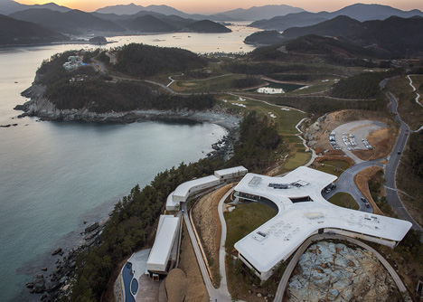 Southcape golf clubhouse by Mass Studies features curving concrete canopies