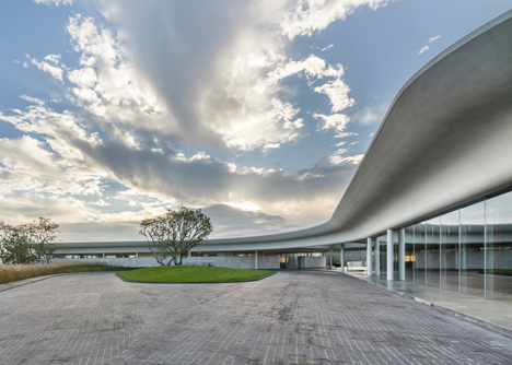 Southcape golf clubhouse by Mass Studies features curving concrete canopies