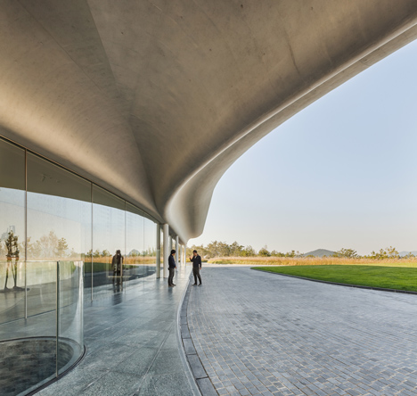Southcape golf clubhouse by Mass Studies features curving concrete canopies