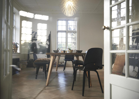 Viggo chair made from two curving plywood pieces by ShapingYourDay