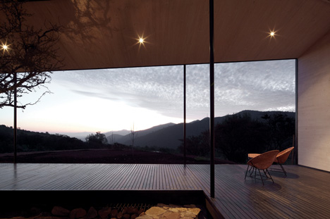 WA House in Chile by MAPA