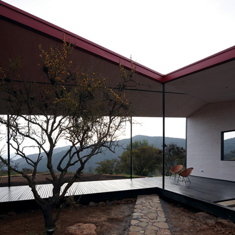 WA House in Chile by MAPA