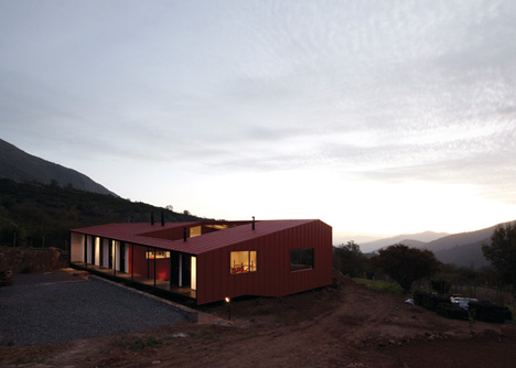 WA House in Chile by MAPA