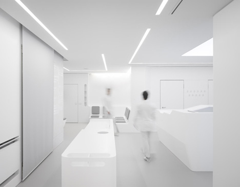 White Space orthodontic clinic with Corian walls by Bureauhub