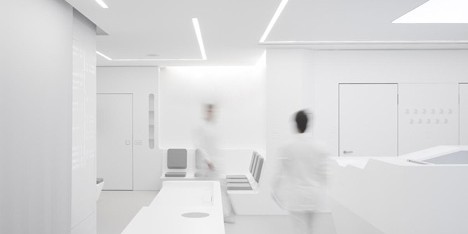 White Space orthodontic clinic with Corian walls by Bureauhub