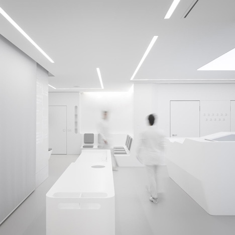 White Space orthodontic clinic with Corian walls by Bureauhub