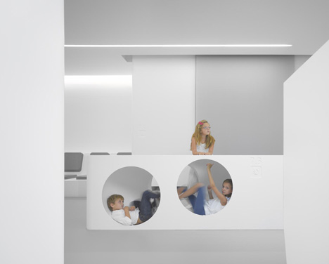White Space orthodontic clinic with Corian walls by Bureauhub
