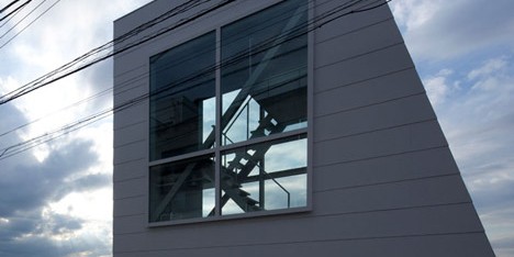 Micro house by Yasutaka Yoshimura slotted between two huge windows