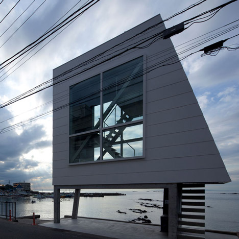 Micro house by Yasutaka Yoshimura slotted between two huge windows