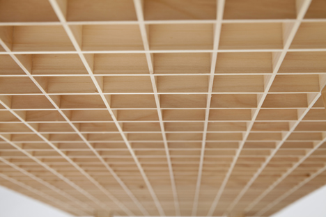 Wooden table by Ruben Beckers weighs just 4.5 kilograms
