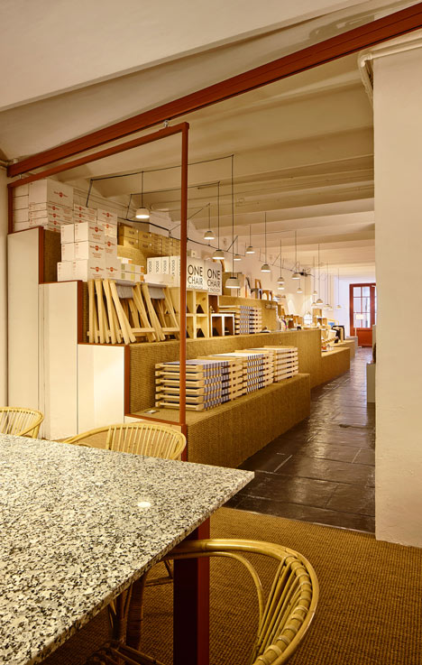 AOO shop in Barcelona by Arquitectura-G has a stepped display platform