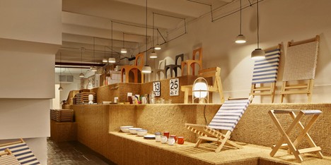 AOO shop in Barcelona by Arquitectura-G has a stepped display platform