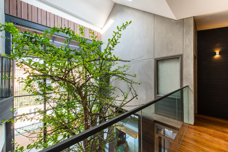 Baan Yo Yen courtyard house in Thailand by TACHA_Design