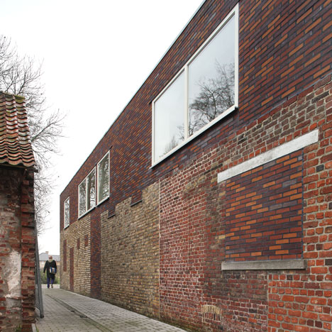 Community Centre Westvleteren by Atelier Tom Vanhee contrasts old and new bricks