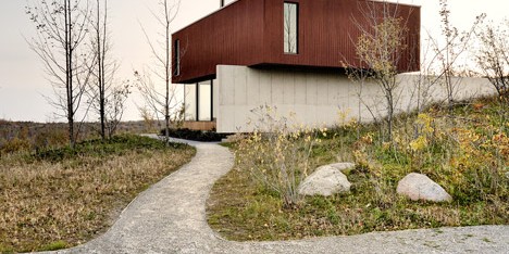 Williamson Chong’s House in Frogs Hollow burrows into the Ontario landscape