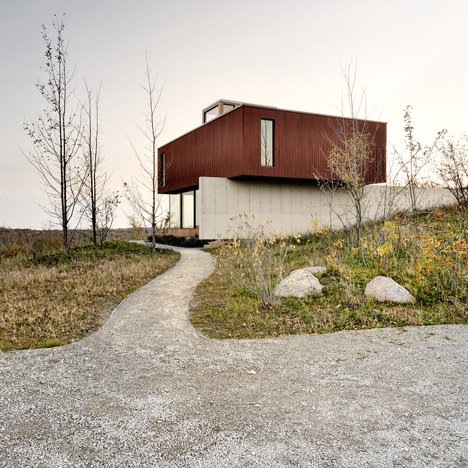 Williamson Chong’s House in Frogs Hollow burrows into the Ontario landscape