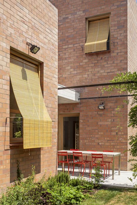 House 1101 by H Arquitectes has rooms that open up to the outdoors