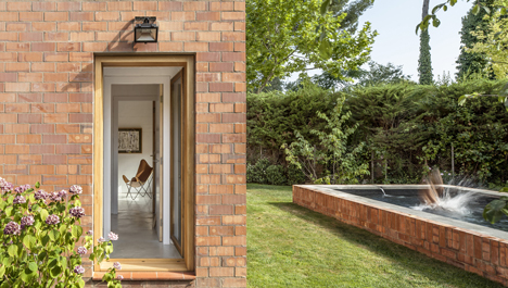 House 1101 by H Arquitectes has rooms that open up to the outdoors
