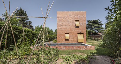 House 1101 by H Arquitectes has rooms that open up to the outdoors