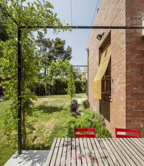 House 1101 by H Arquitectes has rooms that open up to the outdoors