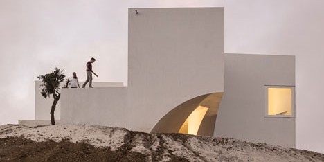 House in Fontinha by Manuel Aires Mateus has a cross-shaped plan and a missing corner
