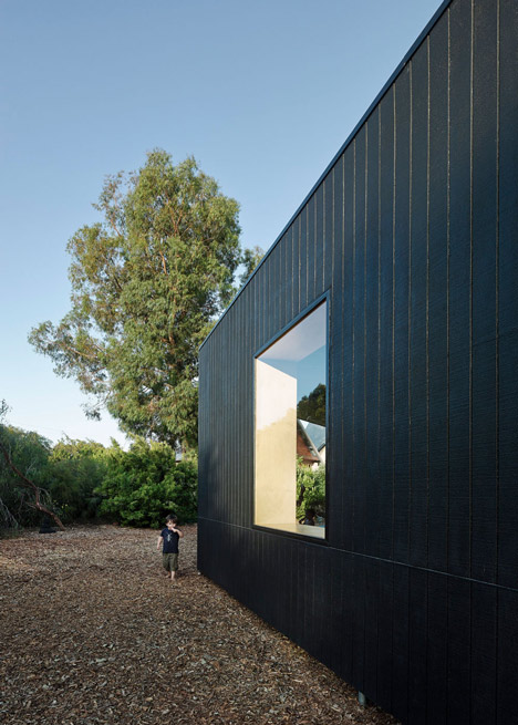 Karri Loop House by MORQ