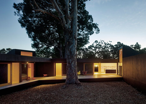 Karri Loop House by MORQ