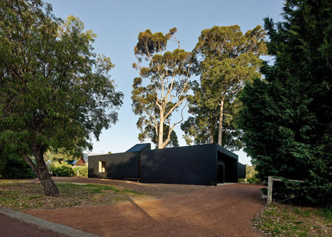 Karri Loop House by MORQ