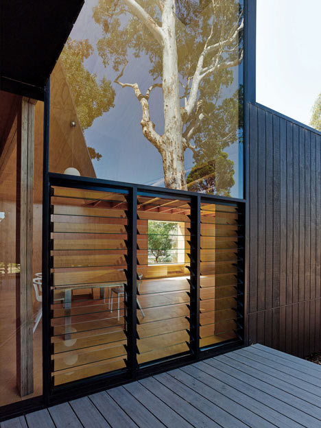 Karri Loop House by MORQ