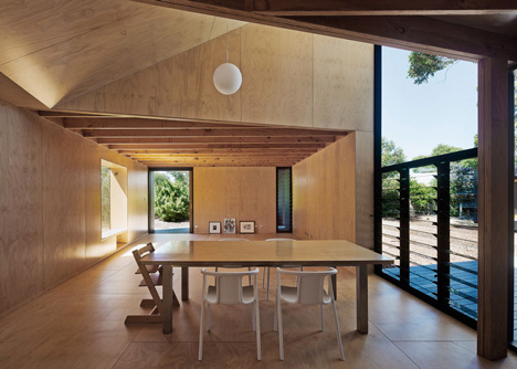 Karri Loop House by MORQ