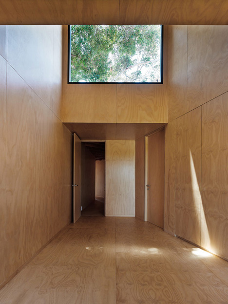 Karri Loop House by MORQ