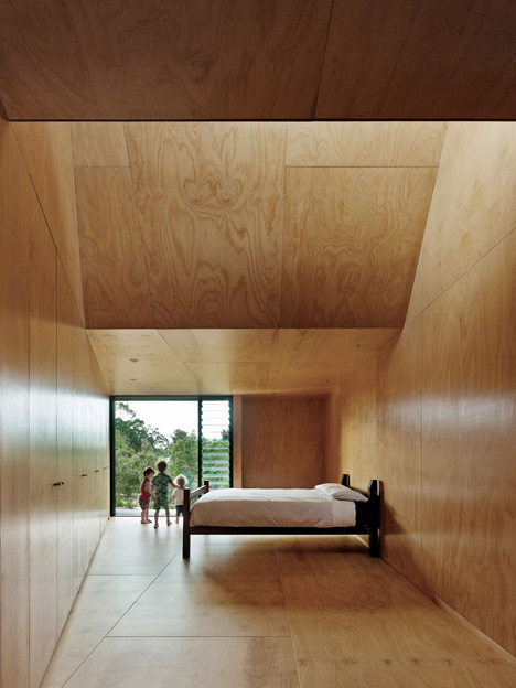Karri Loop House by MORQ