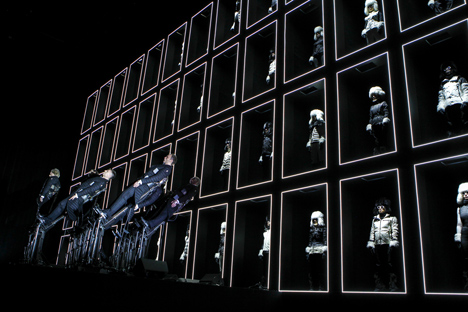 Hydraulic mechanisms tilt singers at Moncler Autumn Winter 2014 presentation