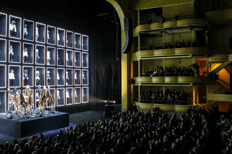 Hydraulic mechanisms tilt singers at Moncler Autumn Winter 2014 presentation