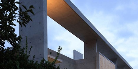 Mun Jeong Heon house by A.M Architects is surrounded by a huge concrete frame