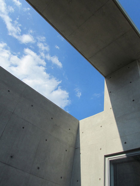 Mun Jeong Heon house by A.M Architects is surrounded by a huge concrete frame