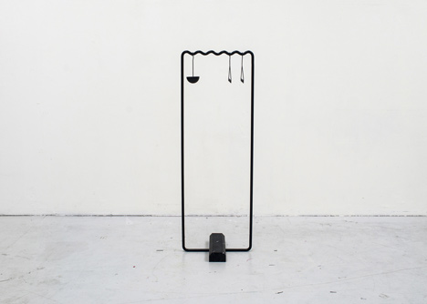 Wave-shaped clothes rails keep items evenly spaced