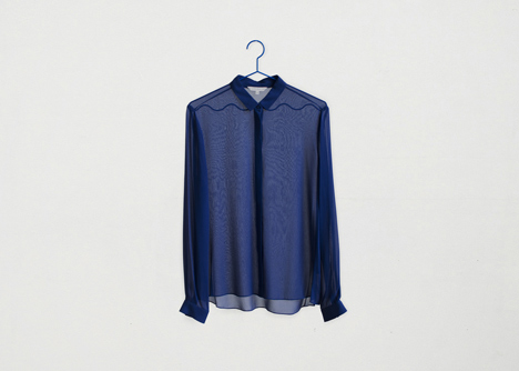 Wave-shaped clothes rails keep items evenly spaced