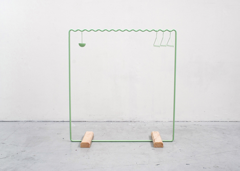 Wave-shaped clothes rails keep items evenly spaced