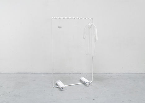 Wave-shaped clothes rails keep items evenly spaced