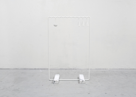 Wave-shaped clothes rails keep items evenly spaced