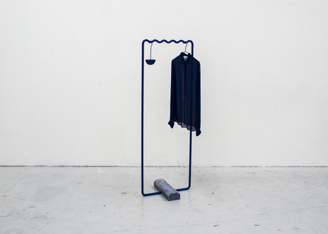 Wave-shaped clothes rails keep items evenly spaced