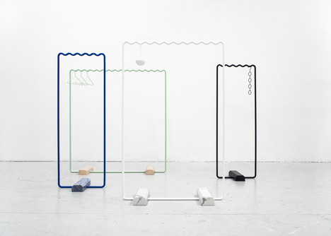 Wave-shaped clothes rails keep items evenly spaced