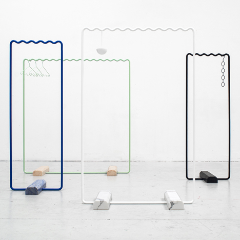 Wave-shaped clothes rails keep items evenly spaced