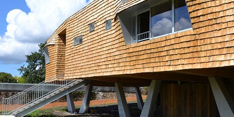 School building clad in chestnut tiles by Dauphins