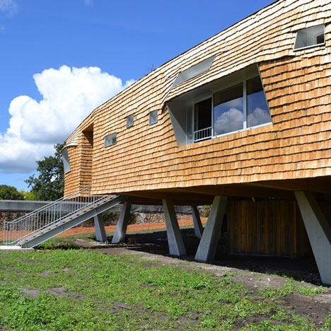 School building clad in chestnut tiles by Dauphins