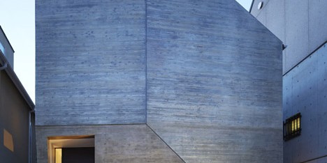 Shirokane House by MDS concealed behind windowless concrete facade