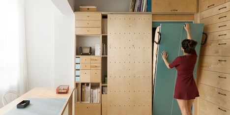 Space-saving modular studio for an artist by Raanan Stern